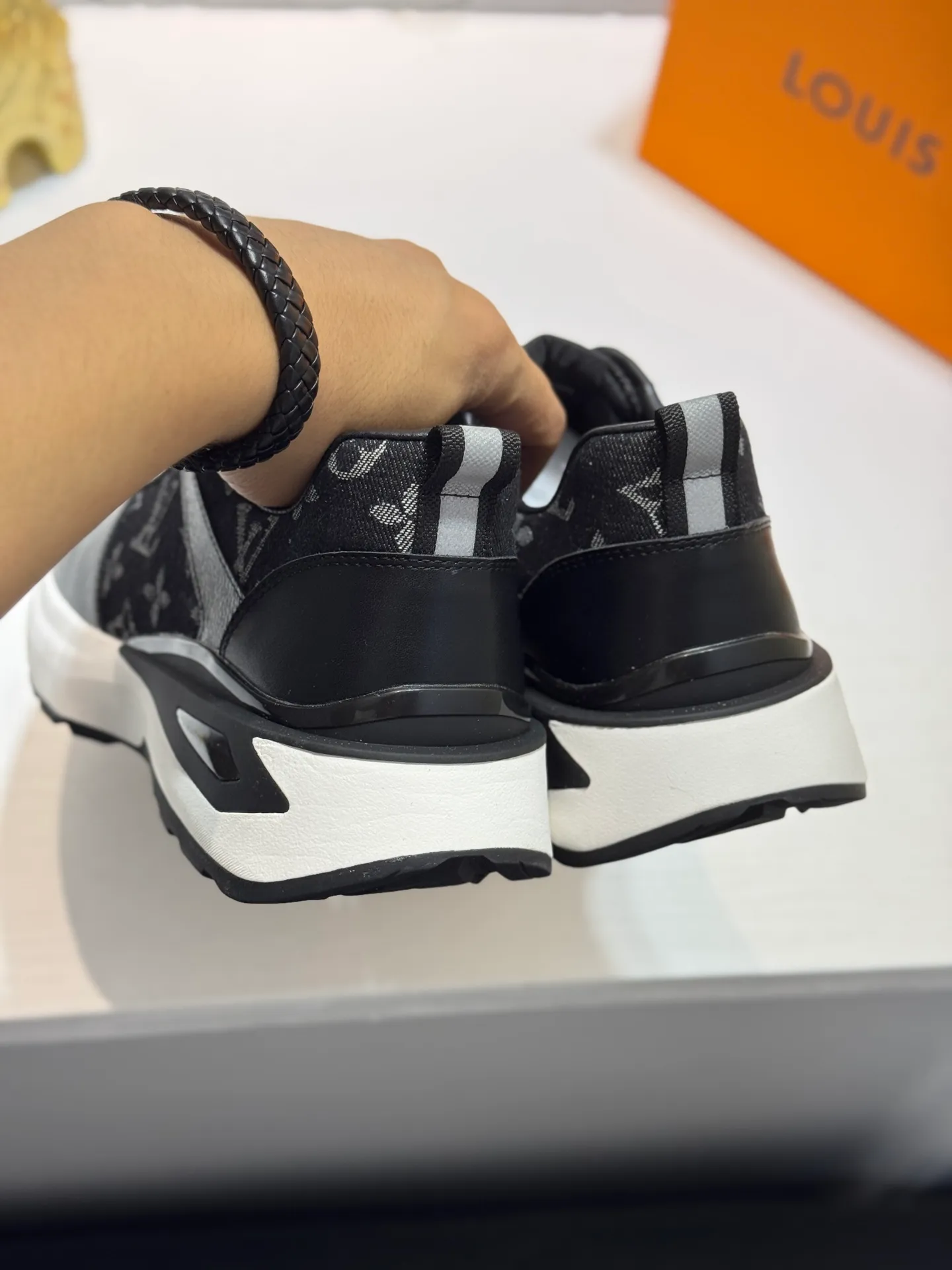 Men's shoes 💰440 [New style] 🐛🐛Top original Louis Vuitton®️ trendy and fashionable yet low-key men's casual shoes, LV cowhide leather upper with denim, comfortable and breathable, sheepskin lining, original rubber outsole, 2 colors available ~ a must-have for stylish men. Size: 38-44 (45 customized